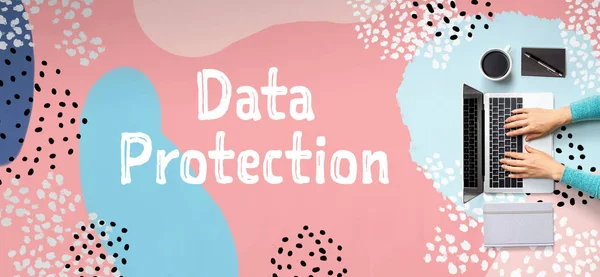 Dataskydd med person som använder bärbar dator — Stockfoto