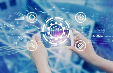 Akıllı telefon kullanan kişi ile otomasyon kavramı