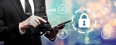 İş adamıyla internet ağı güvenliği kavramı