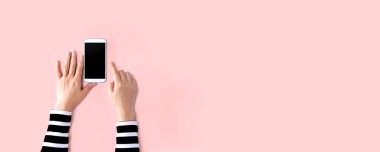 Beyaz akıllı telefon kullanan kişi.