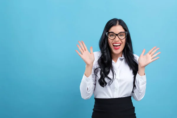 Jonge vrouw maakt een yay gebaar — Stockfoto