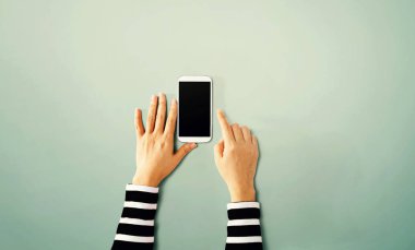 Beyaz akıllı telefon kullanan kişi.