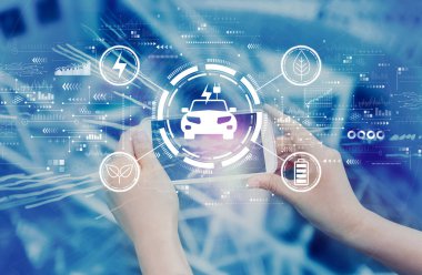 Akıllı telefon kullanan kişi ile EV kavramı