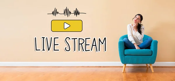 Live stream met vrouw in een bedachtzame houding — Stockfoto