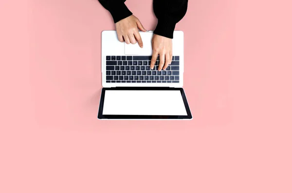 Person, die einen Laptop benutzt — Stockfoto