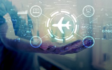 Genç adamla uçak bileti rezervasyonu.