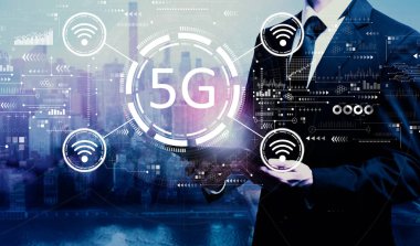 İş adamının elinde tablet tuttuğu 5G ağı