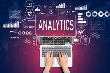 Laptop kullanan kişi ile analitik kavram