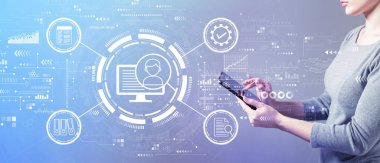 Bir kadının tablet kullandığı belge yönetim sistemi kavramı