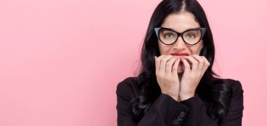 korkmuş genç kadın