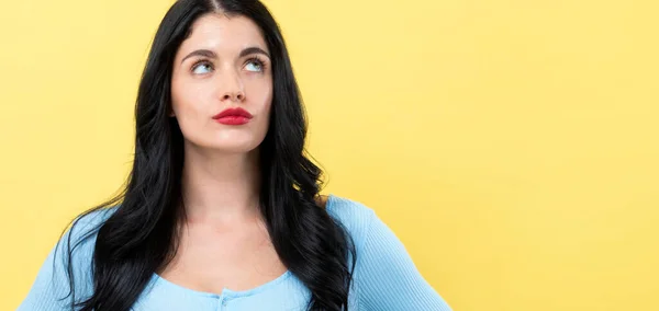 Jovem mulher olhando para cima — Fotografia de Stock