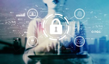 Bir tablet kullanan iş kadınıyla internet ağı güvenliği kavramı