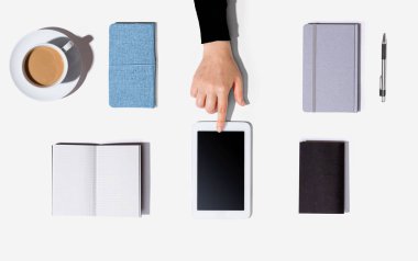 Tablet bilgisayar kullanan kişi