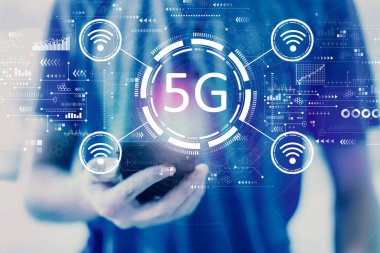 Akıllı telefon kullanan bir adamla 5G ağı