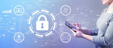 Tablet kullanan bir kadınla internet ağı güvenliği kavramı