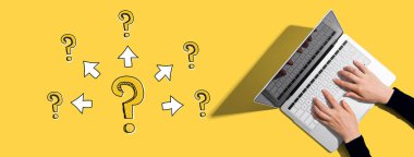 Büyük ve küçük soru işaretleri ve dizüstü bilgisayarlı oklar.