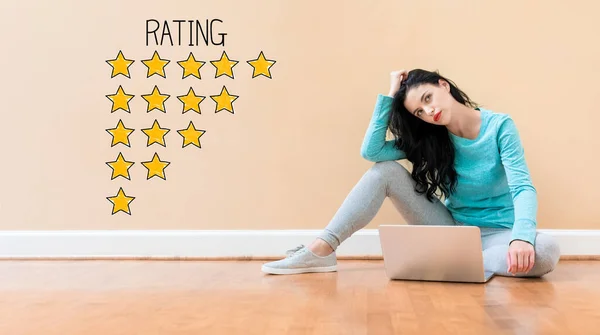 Rating Tema con la donna utilizzando un computer portatile — Foto Stock