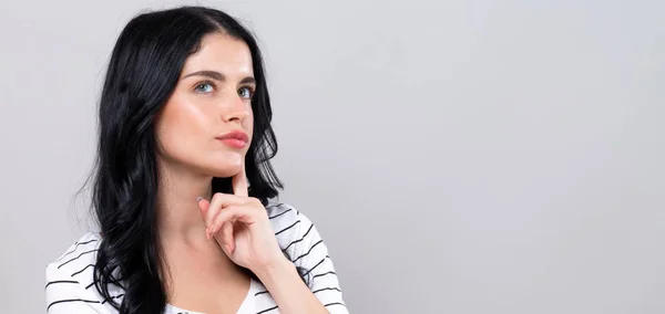 Mujer joven en una pose reflexiva — Foto de Stock