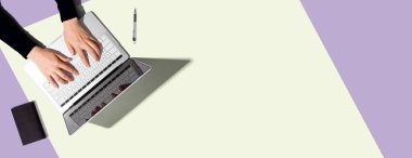 Dizüstü bilgisayar kullanan kişi