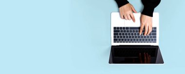 Dizüstü bilgisayar kullanan kişi