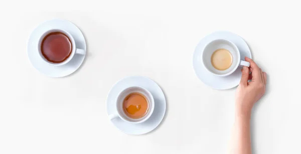 Mano femenina sosteniendo una taza de té —  Fotos de Stock