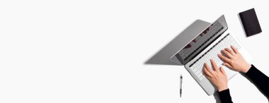 Dizüstü bilgisayar kullanan kişi