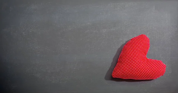Handgefertigte rote Herzkissen — Stockfoto