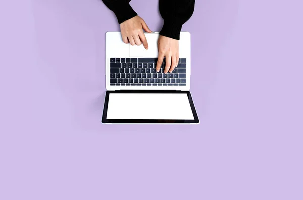 Person, die einen Laptop benutzt — Stockfoto