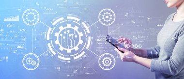 Tablet kullanan bir kadınla otomasyon konsepti