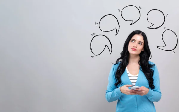 Speech bubbles with woman holding a smartphone — Stockfoto