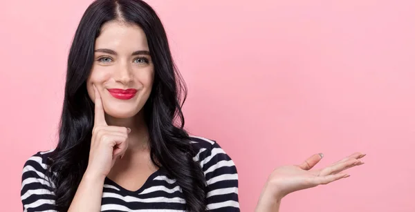 Giovane donna in una posa premurosa — Foto Stock