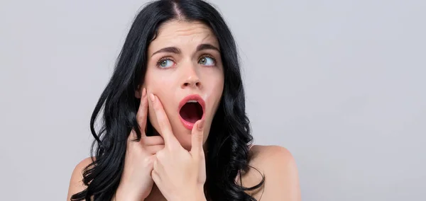 Mujer joven con la piel tema mancha — Foto de Stock