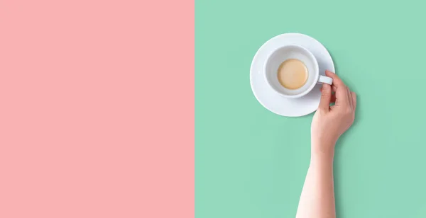 Mano femenina sosteniendo una taza de té —  Fotos de Stock