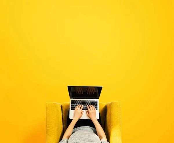 Mulher usando um computador portátil — Fotografia de Stock