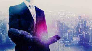 İş adamıyla teknoloji ekranı