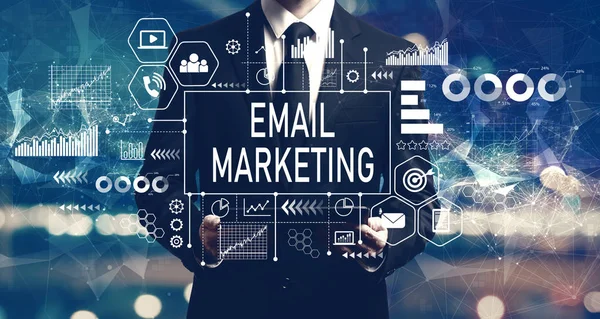 E-Mail-Marketing-Konzept mit Geschäftsmann mit Tablet — Stockfoto