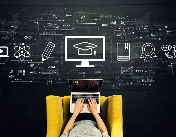 E-lärande koncept med person som använder en bärbar dator — Stockfoto