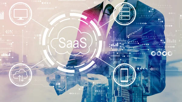 Saas - oprogramowanie jako koncepcja serwisu z biznesmenem trzymającym tablet — Zdjęcie stockowe