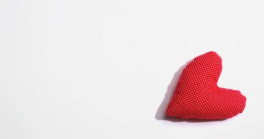 El yapımı kırmızı kalp yastıkları.