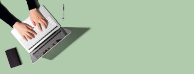 Dizüstü bilgisayar kullanan kişi