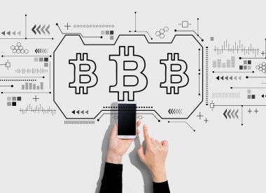 Akıllı telefon kullanan kişi ile Bitcoin teması