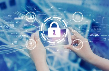 Akıllı telefon kullanan kişi ile internet ağı güvenliği kavramı