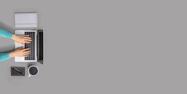 Dizüstü bilgisayar kullanan kişi