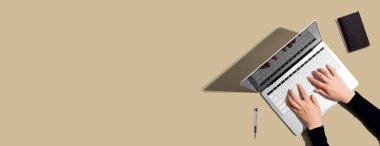 Dizüstü bilgisayar kullanan kişi