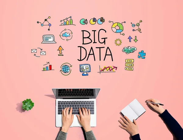 Big Data avec des personnes travaillant ensemble — Photo