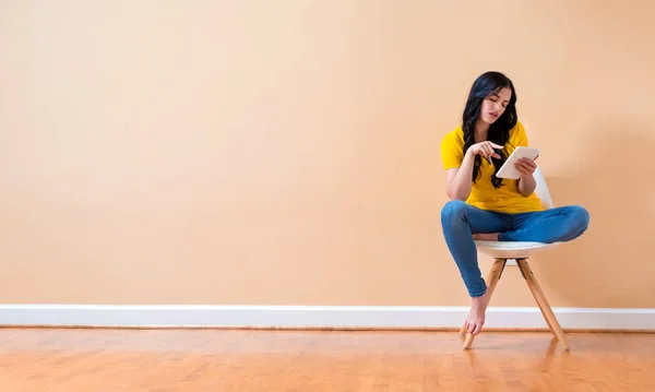 Mujer joven usando su tableta — Foto de Stock