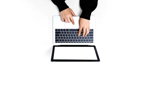 Persoon die een laptop gebruikt — Stockfoto