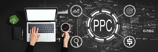 PPC - Betalen per klik concept met persoon met behulp van laptop computer — Stockfoto
