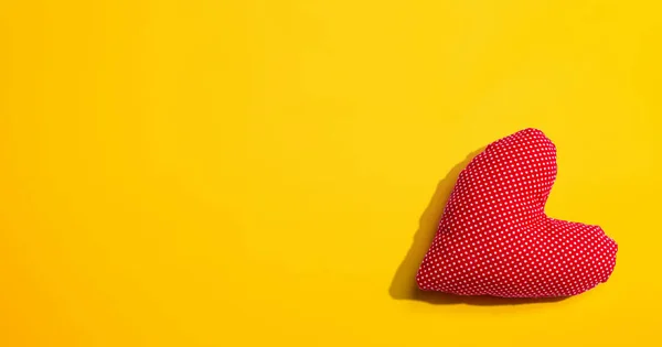 Handgefertigte rote Herzkissen — Stockfoto