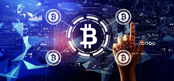 Bitcoin-Thema mit der Hand auf Knopfdruck — Stockfoto